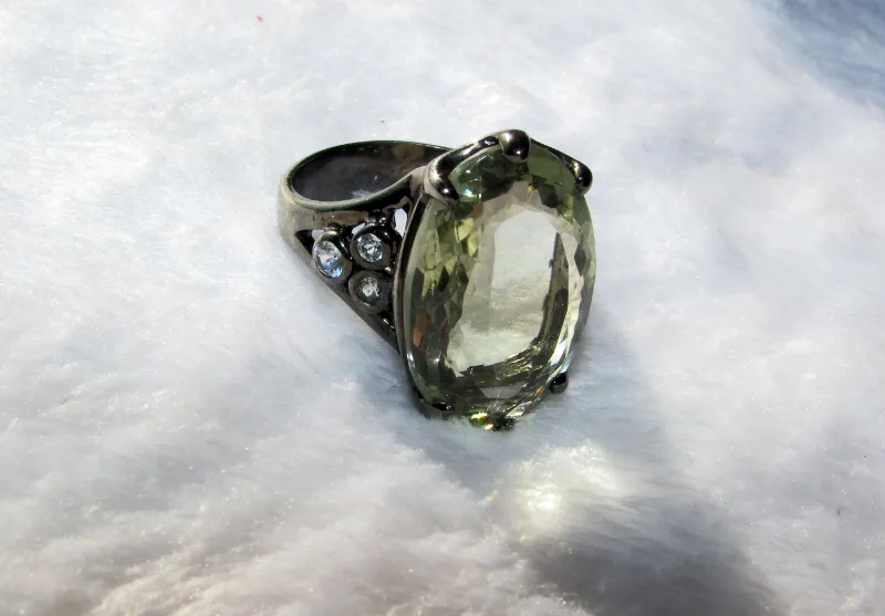925 sterling silver ring with 14 carat green amethyst
