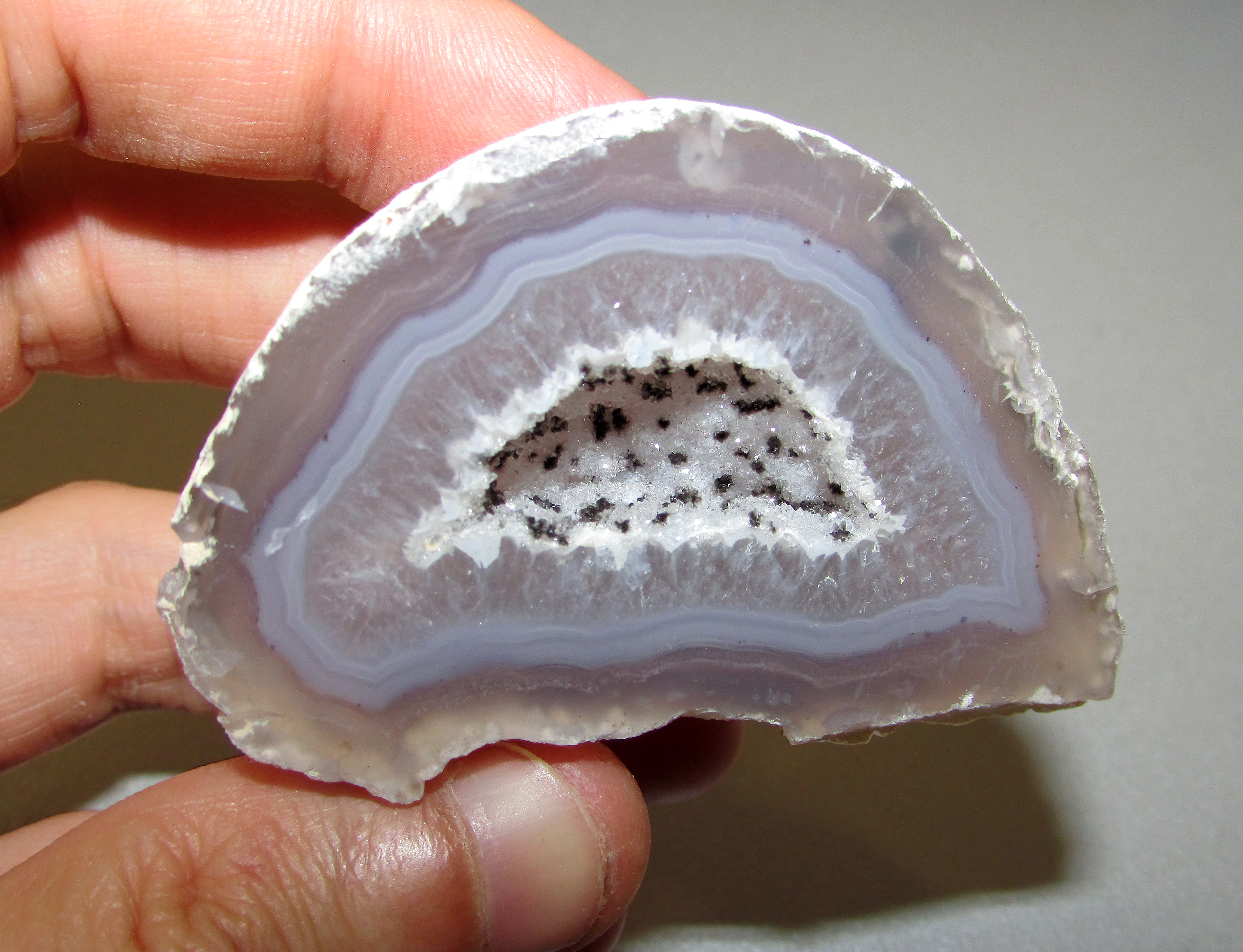 Small agate geode 79 g.
