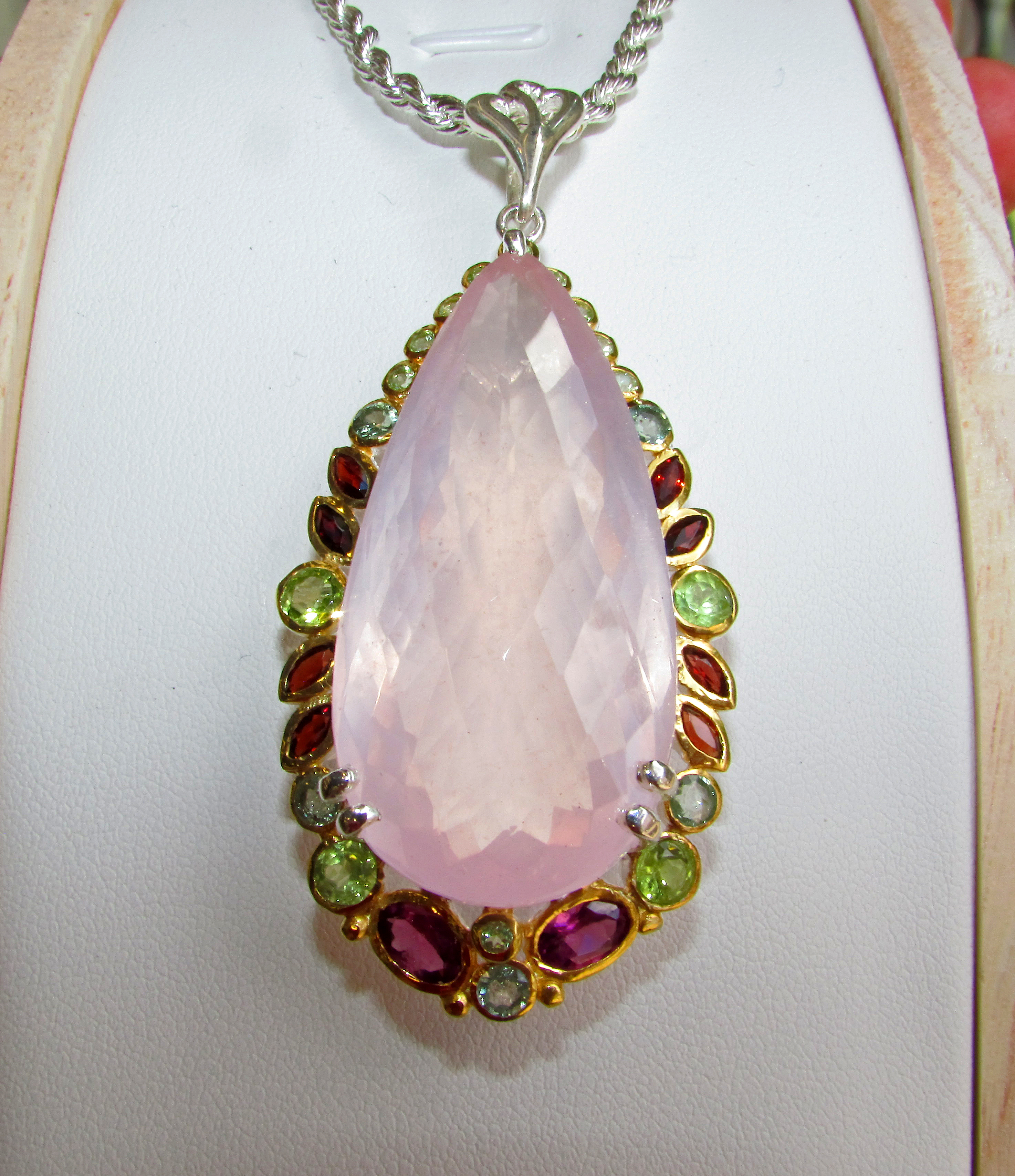 925 Silver necklace with a large 120 carat rose quartz