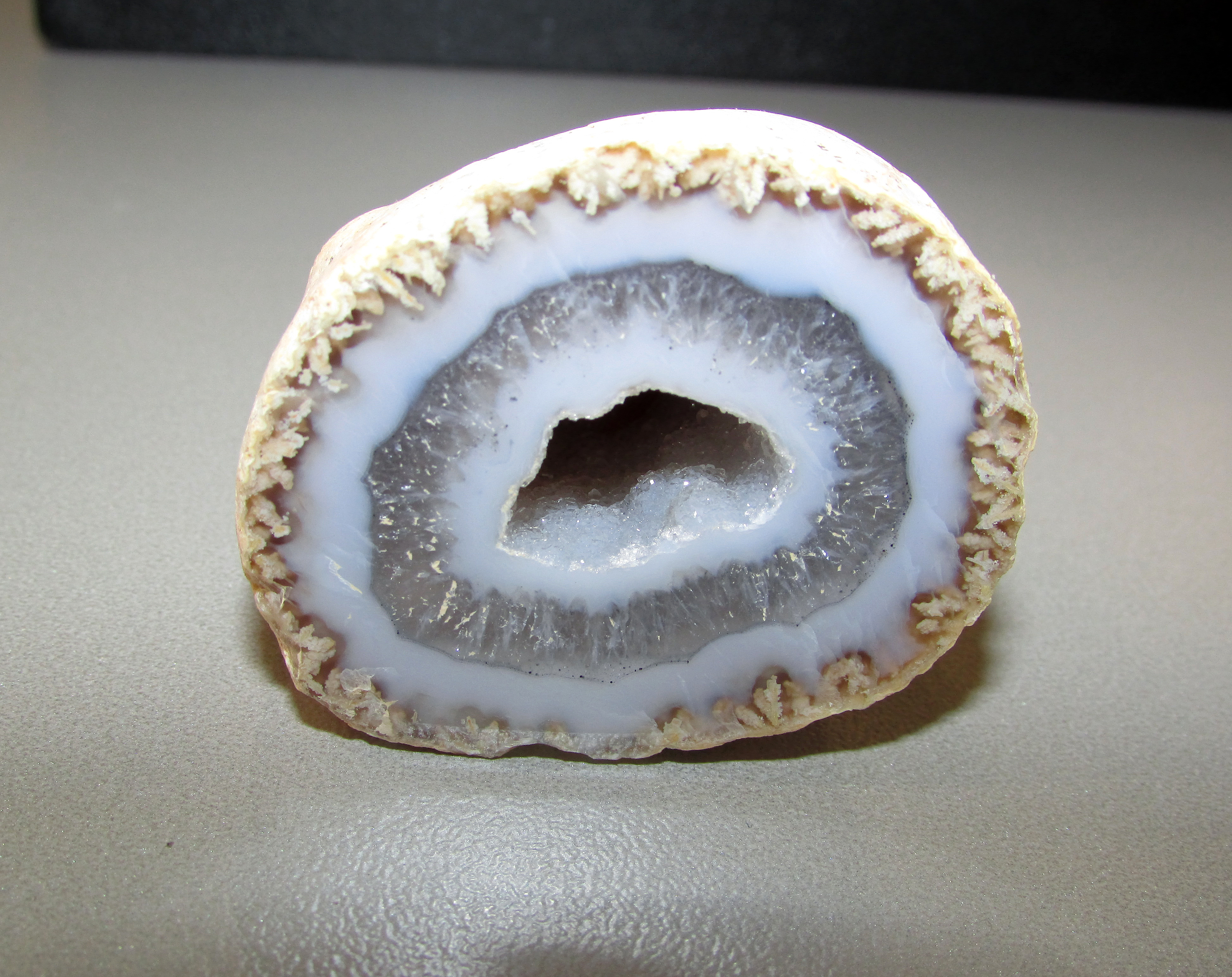 Small agate geode 89 g.