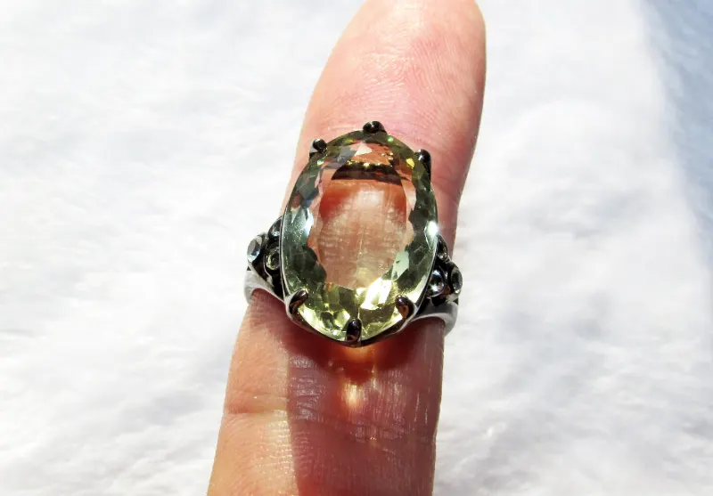 925 sterling silver ring with 14 carat green amethyst