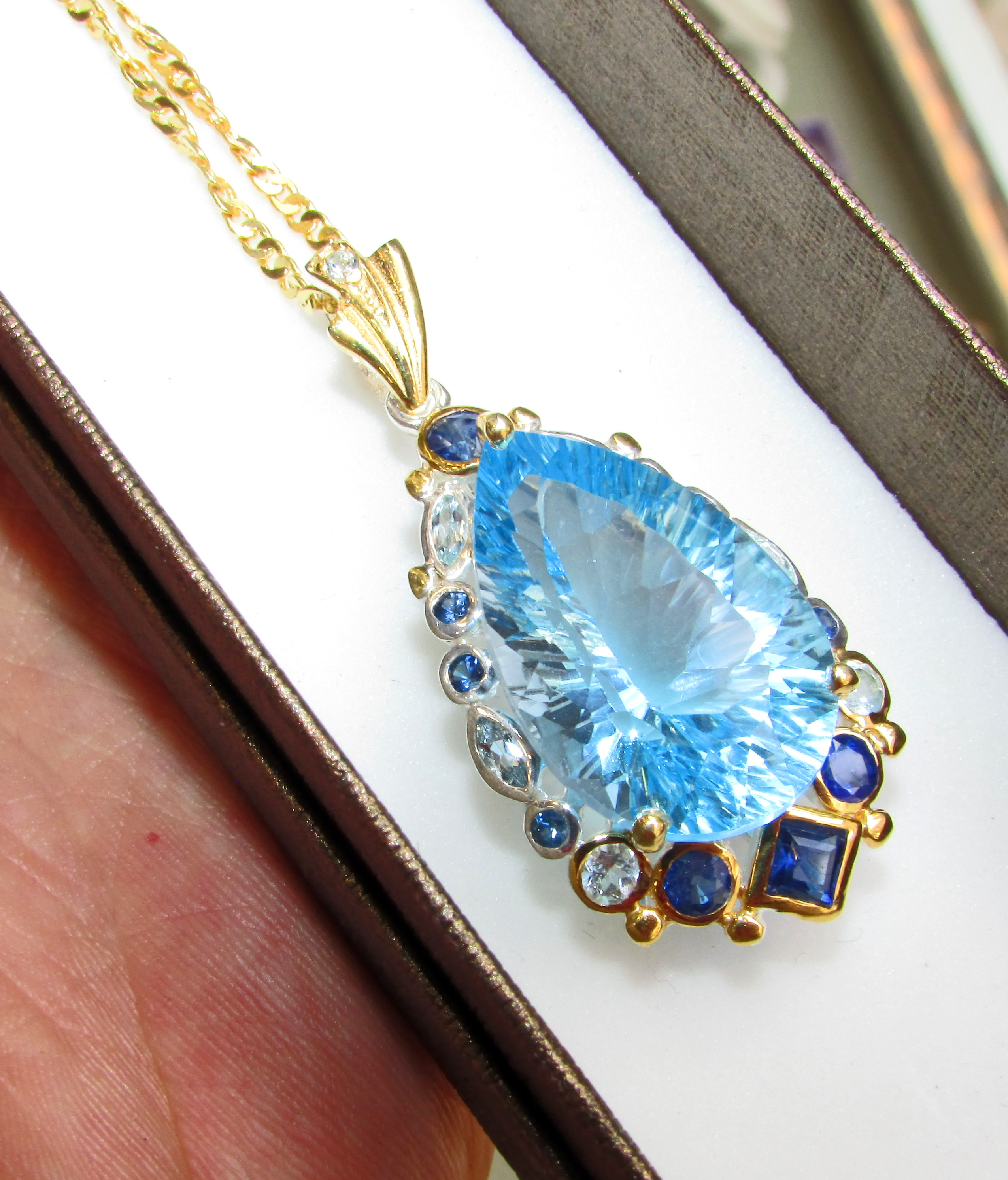 925 Silver necklace with 25 carat natural blue topaz
