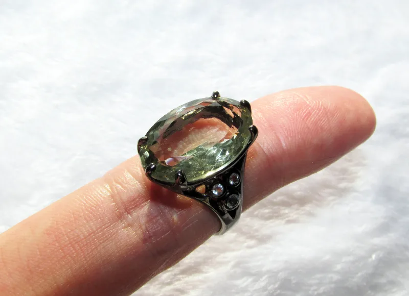 925 sterling silver ring with 14 carat green amethyst