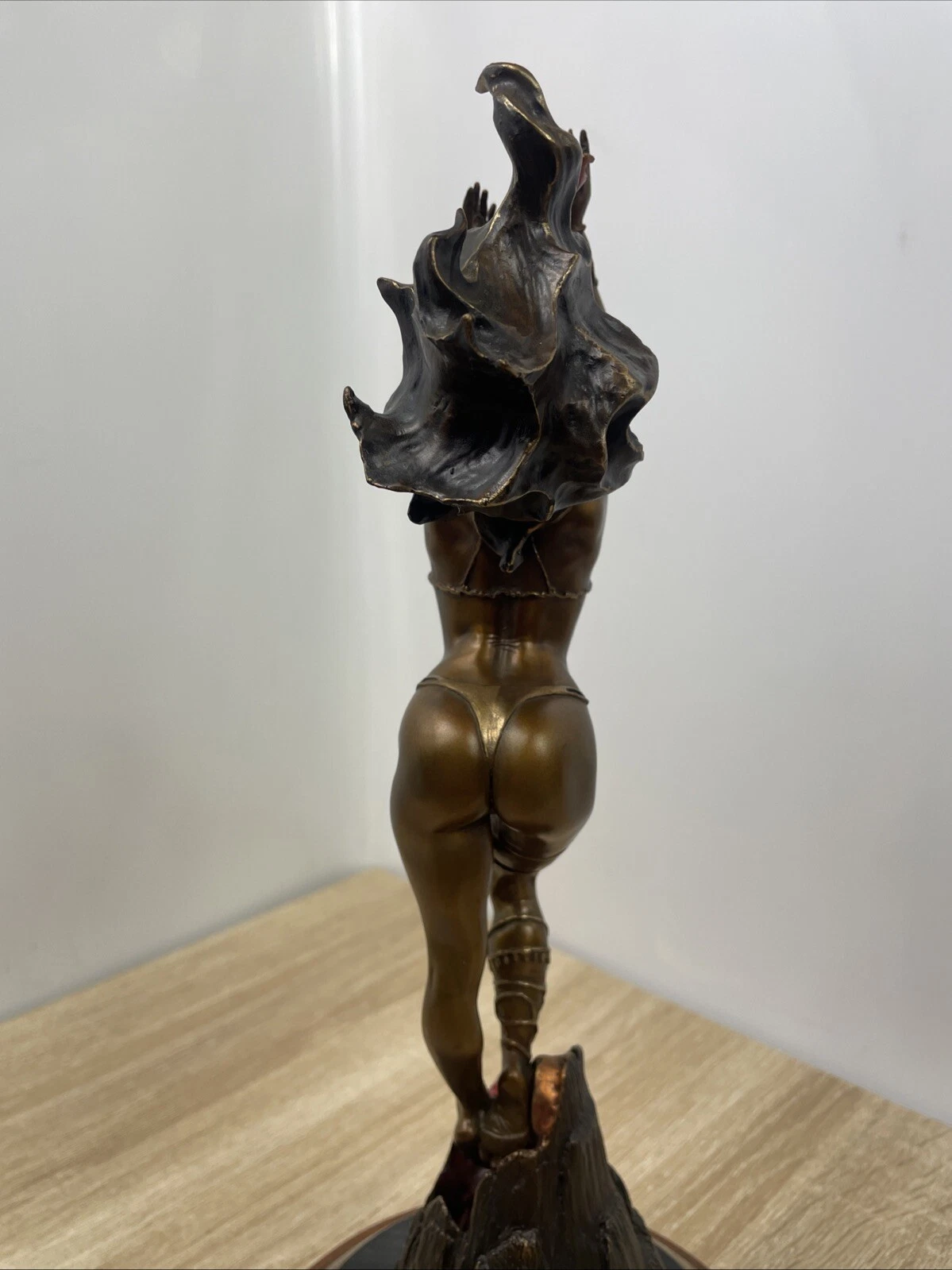 Бронзова фигура по рисунка на Борис Вайехо Mistress of Fire  от 1996г.