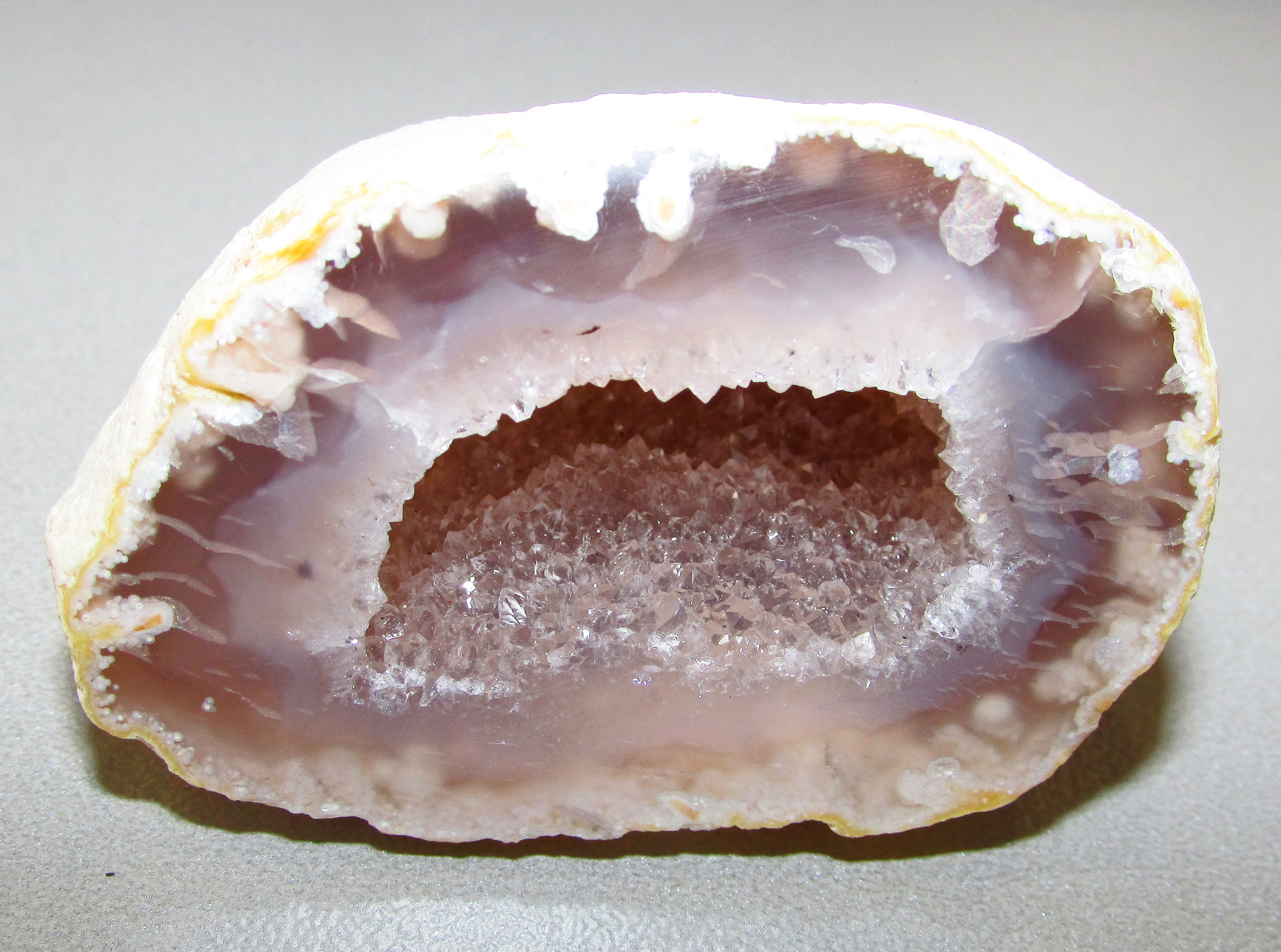 Small agate geode 85 g.