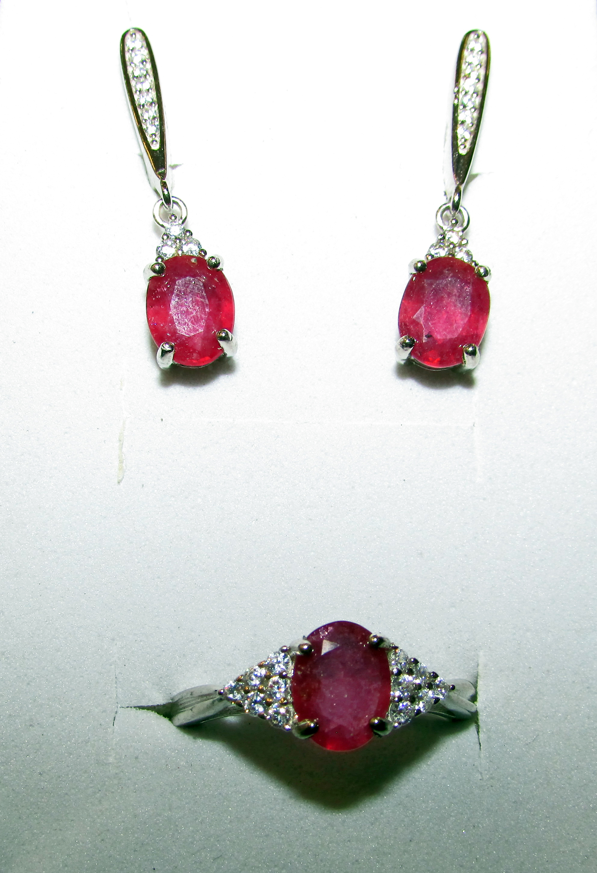 Set of earrings and ring with rubies