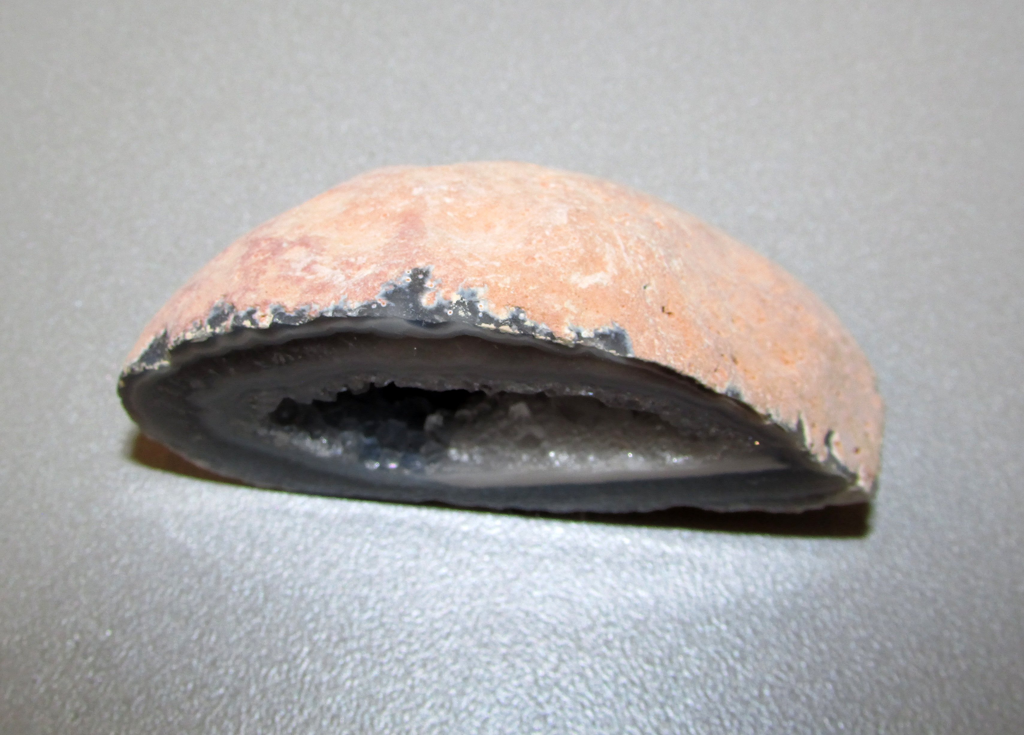 Small agate geode 70 g.