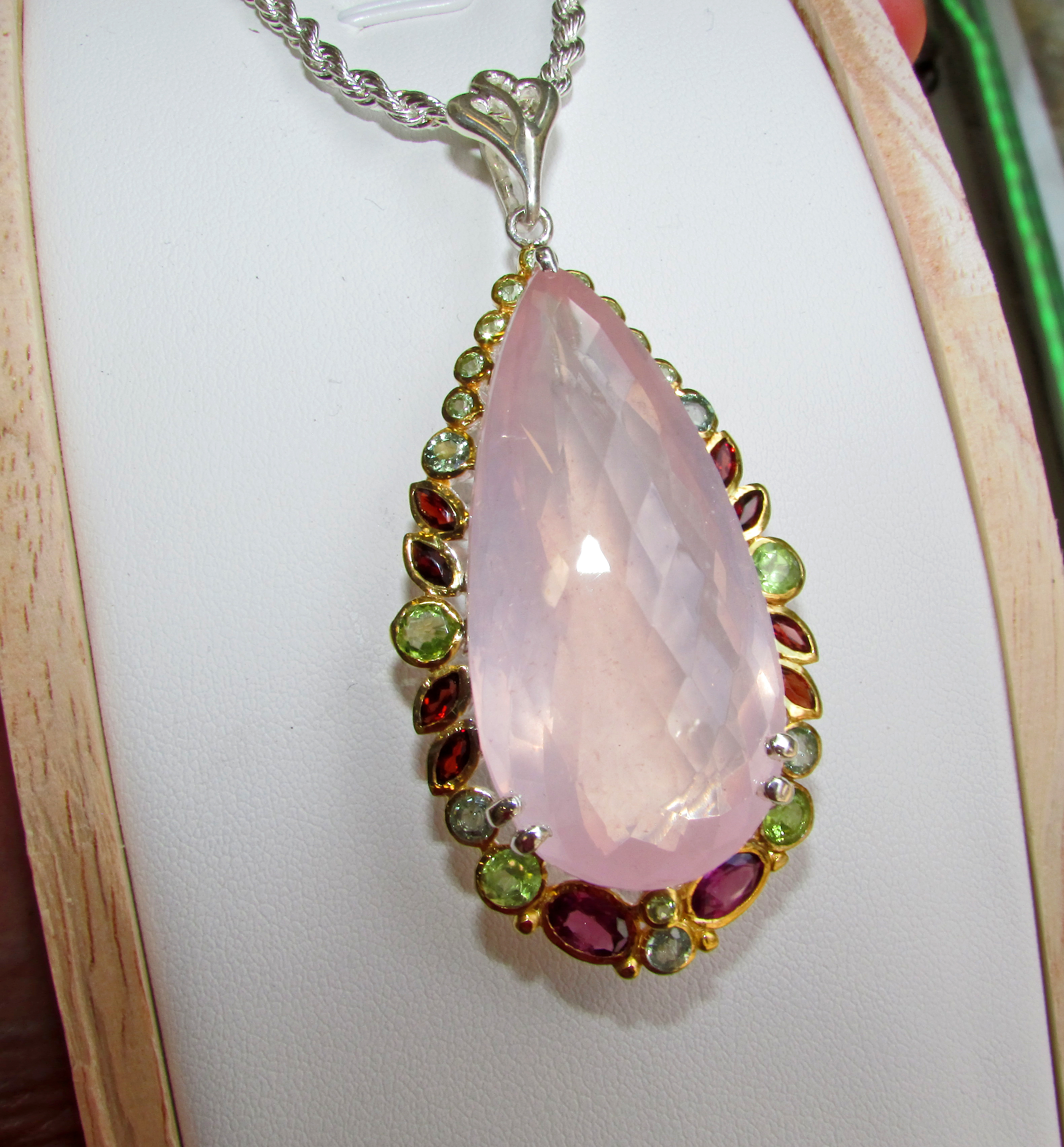 925 Silver necklace with a large 120 carat rose quartz