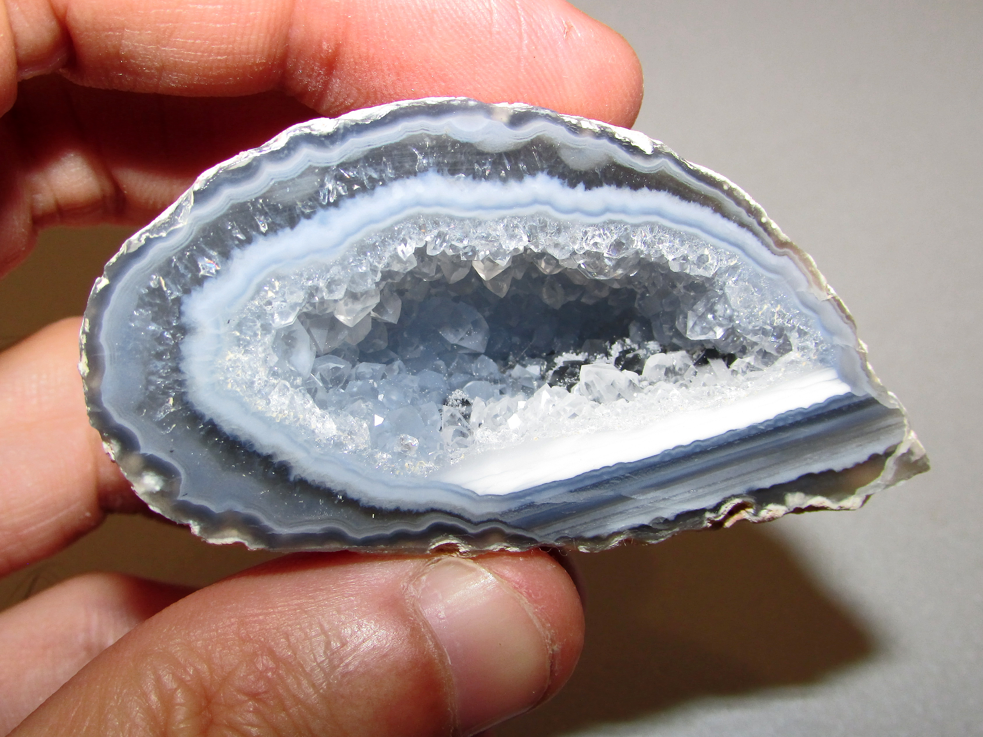 Small agate geode 70 g.