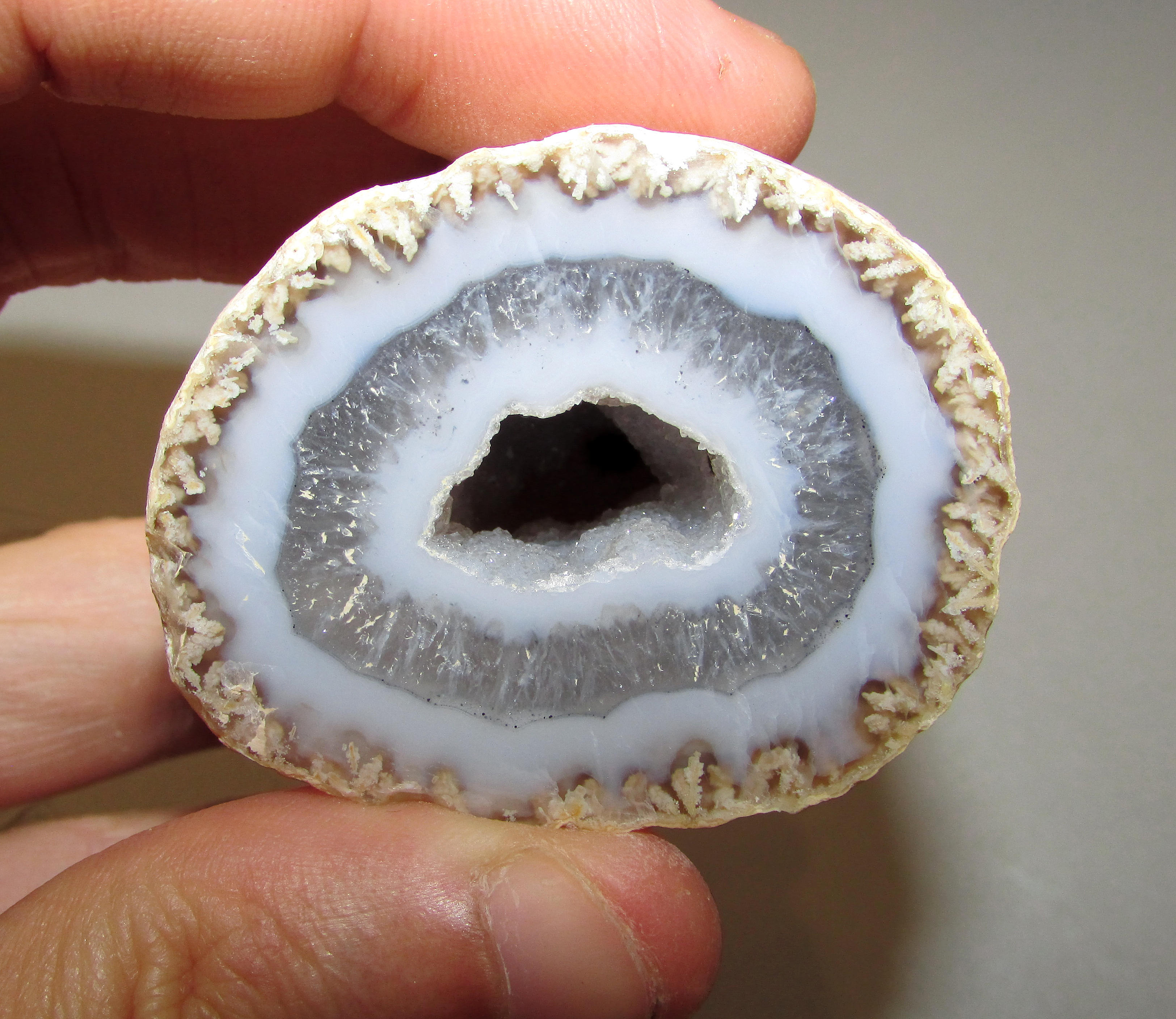 Small agate geode 89 g.