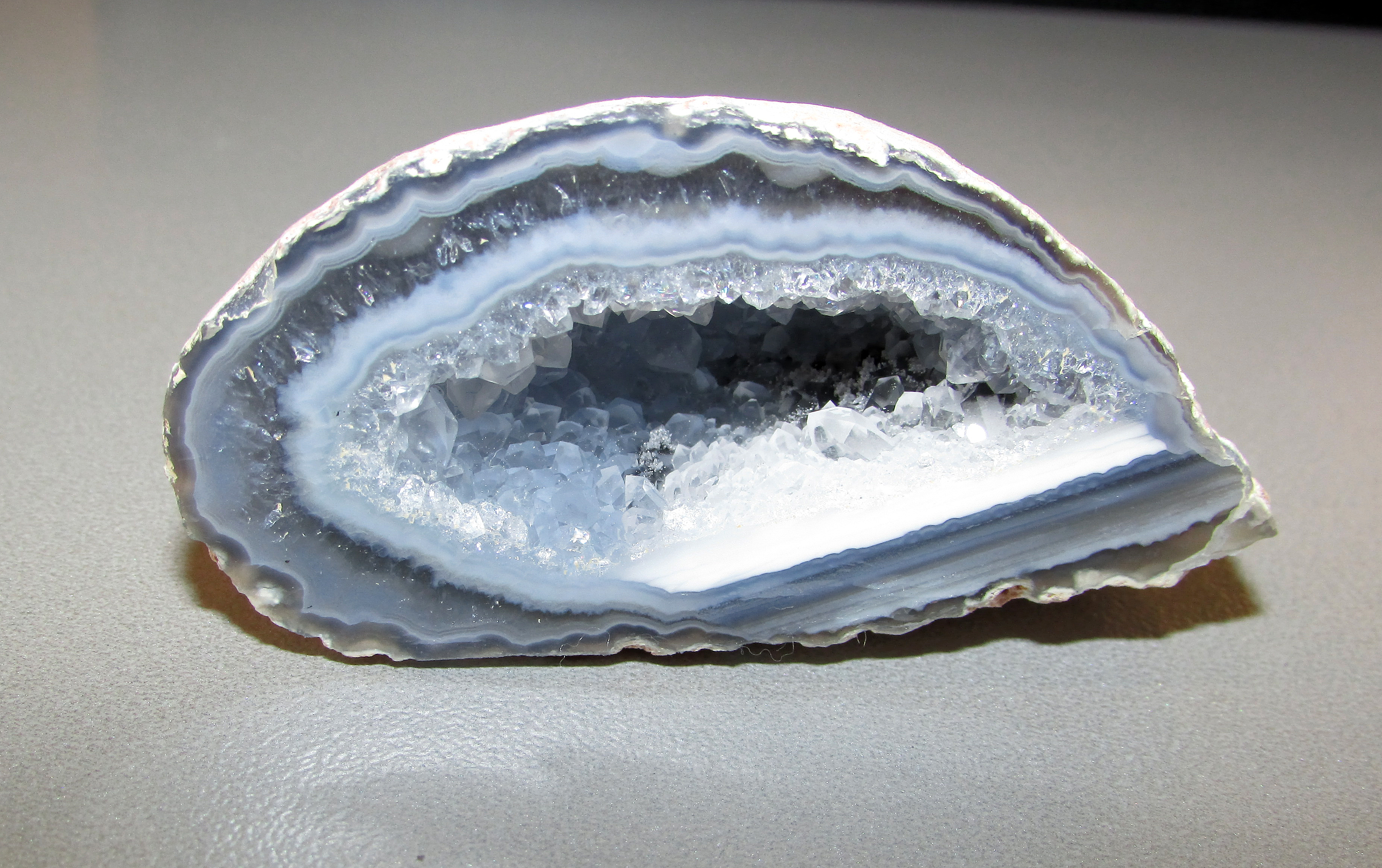 Small agate geode 70 g.