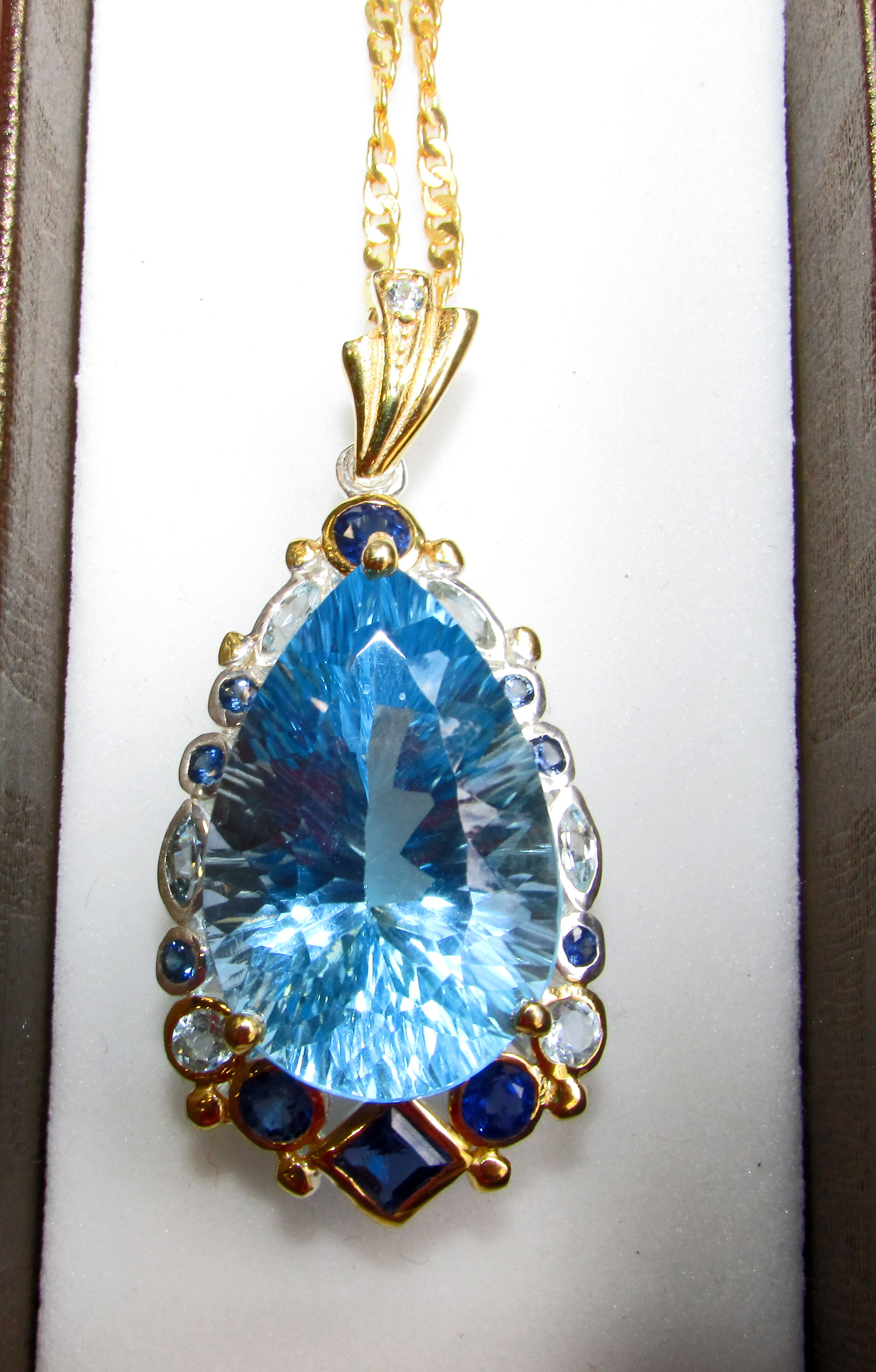 925 Silver necklace with 25 carat natural blue topaz