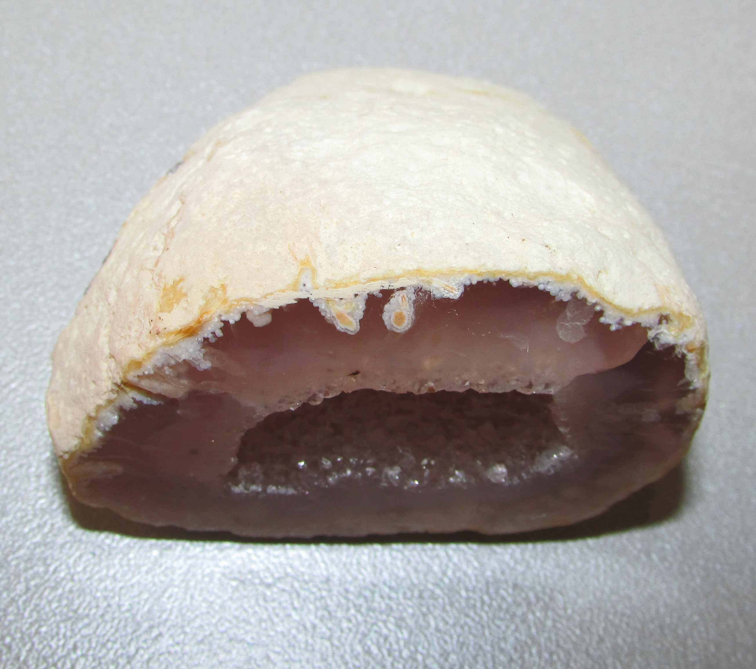 Small agate geode 85 g.