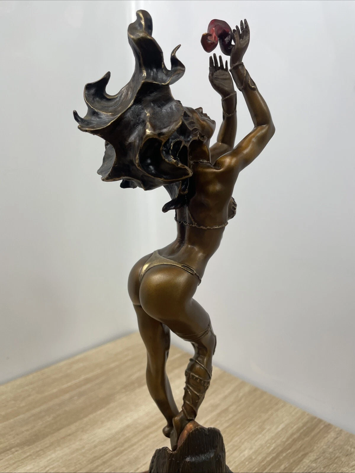 Бронзова фигура по рисунка на Борис Вайехо Mistress of Fire  от 1996г.