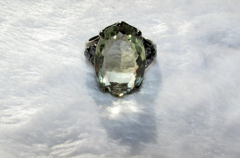 925 sterling silver ring with 14 carat green amethyst