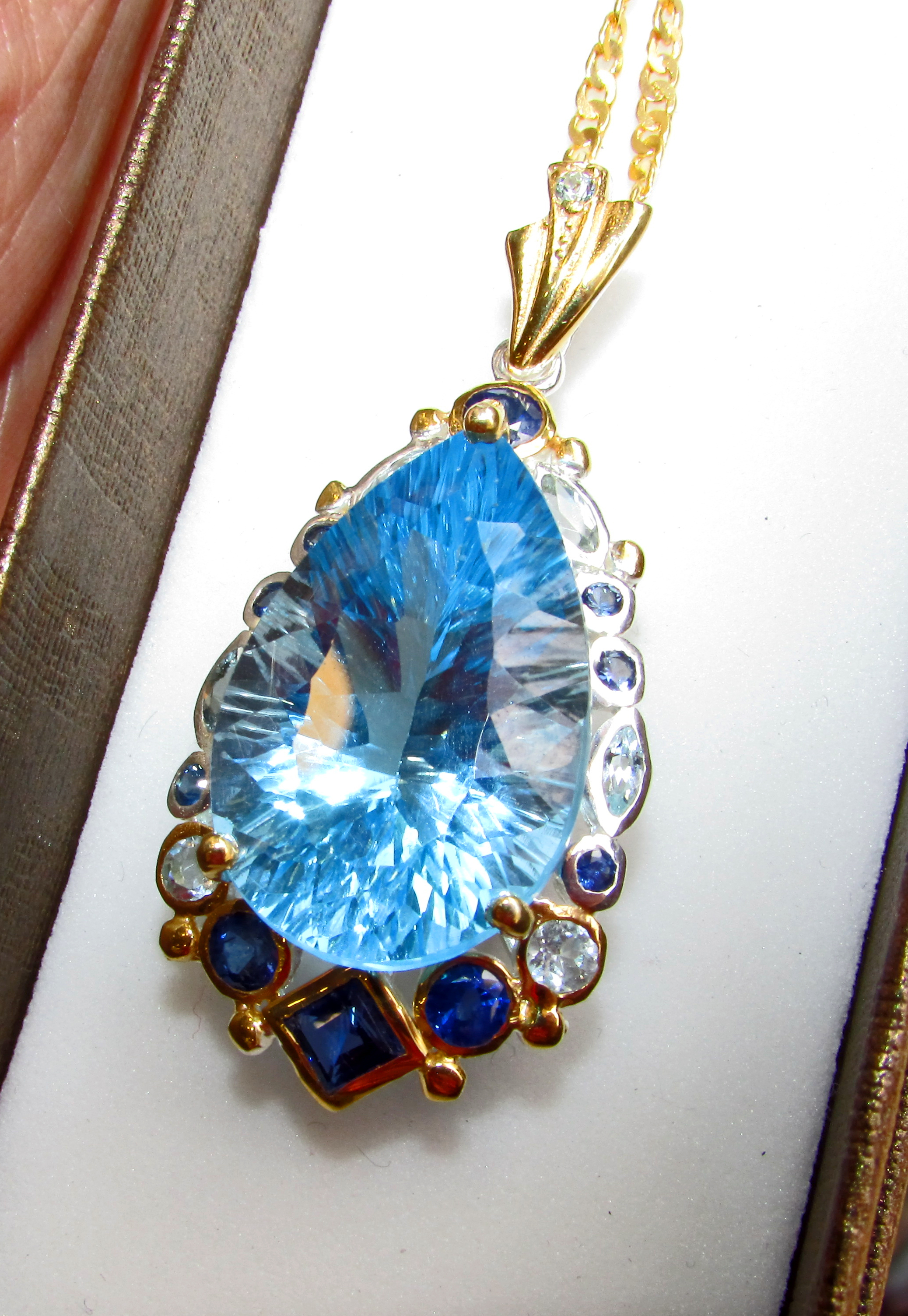 925 Silver necklace with 25 carat natural blue topaz