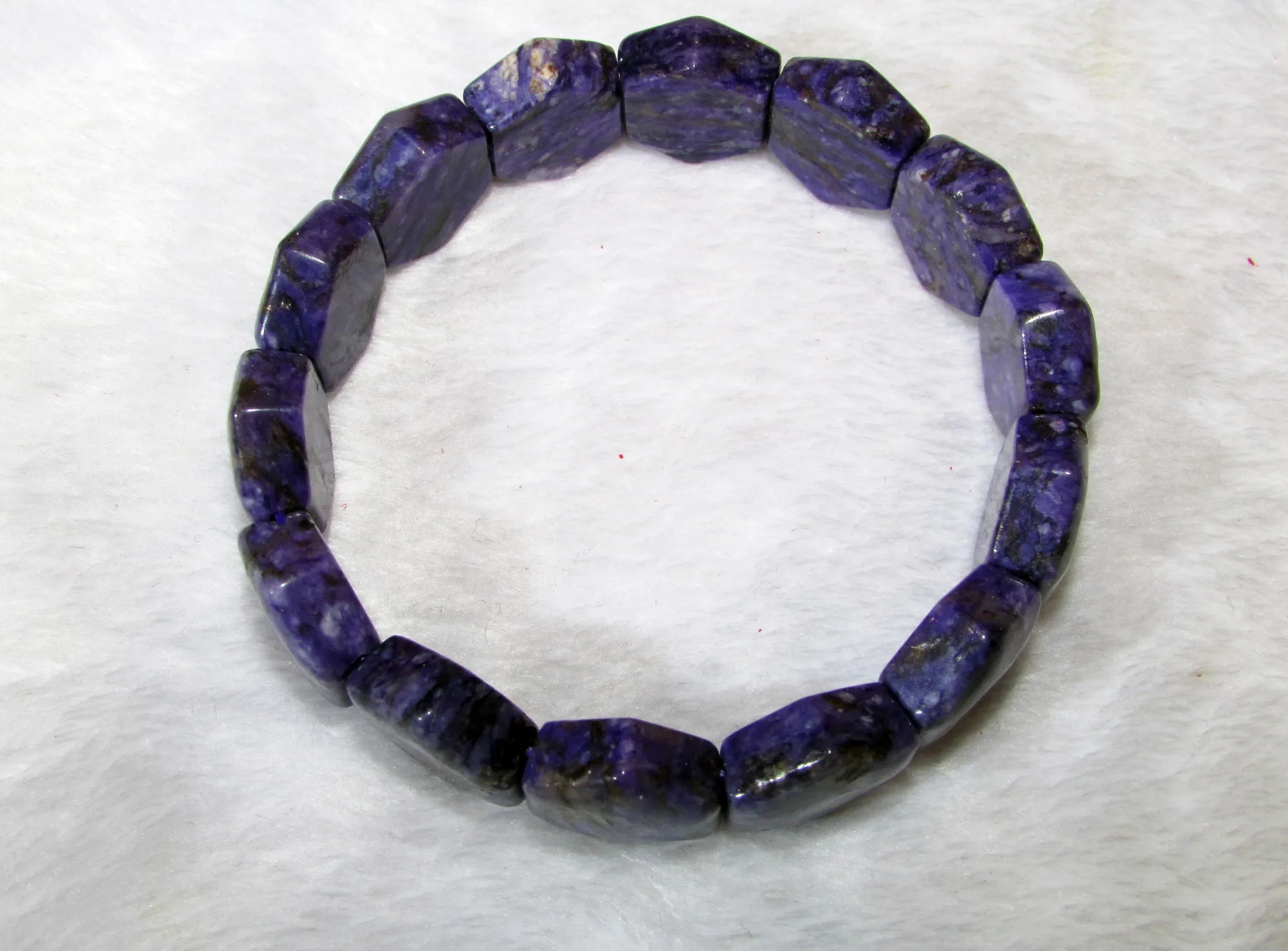 Гривна от чароит 14х 14 мм