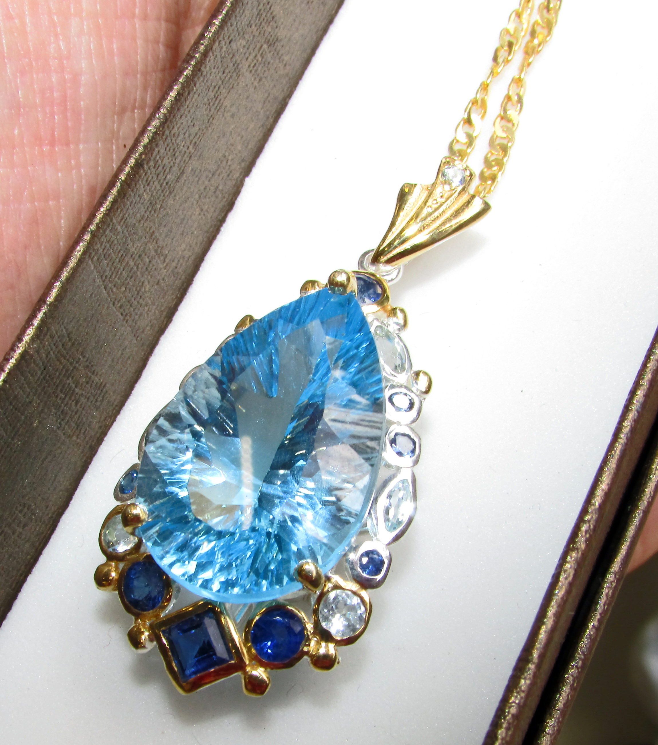925 Silver necklace with 25 carat natural blue topaz