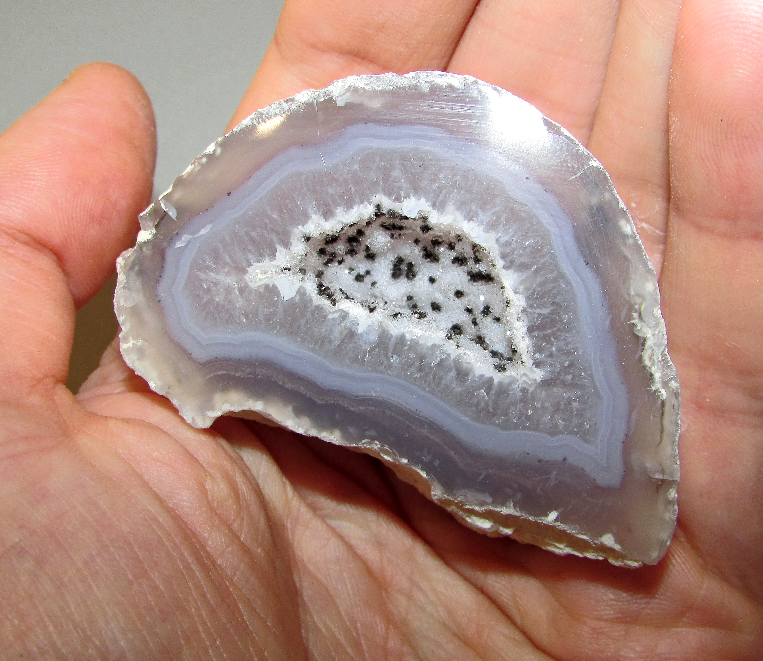 Small agate geode 79 g.